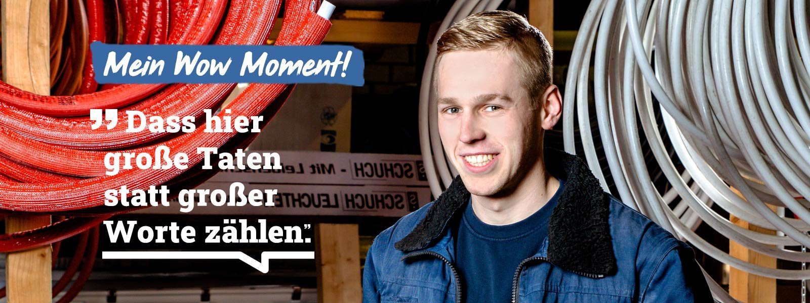 Ein junger Mann lächelt selbstbewusst vor einer Wand aus roten und weißen Kabeln, während er eine inspirierende Botschaft teilt.